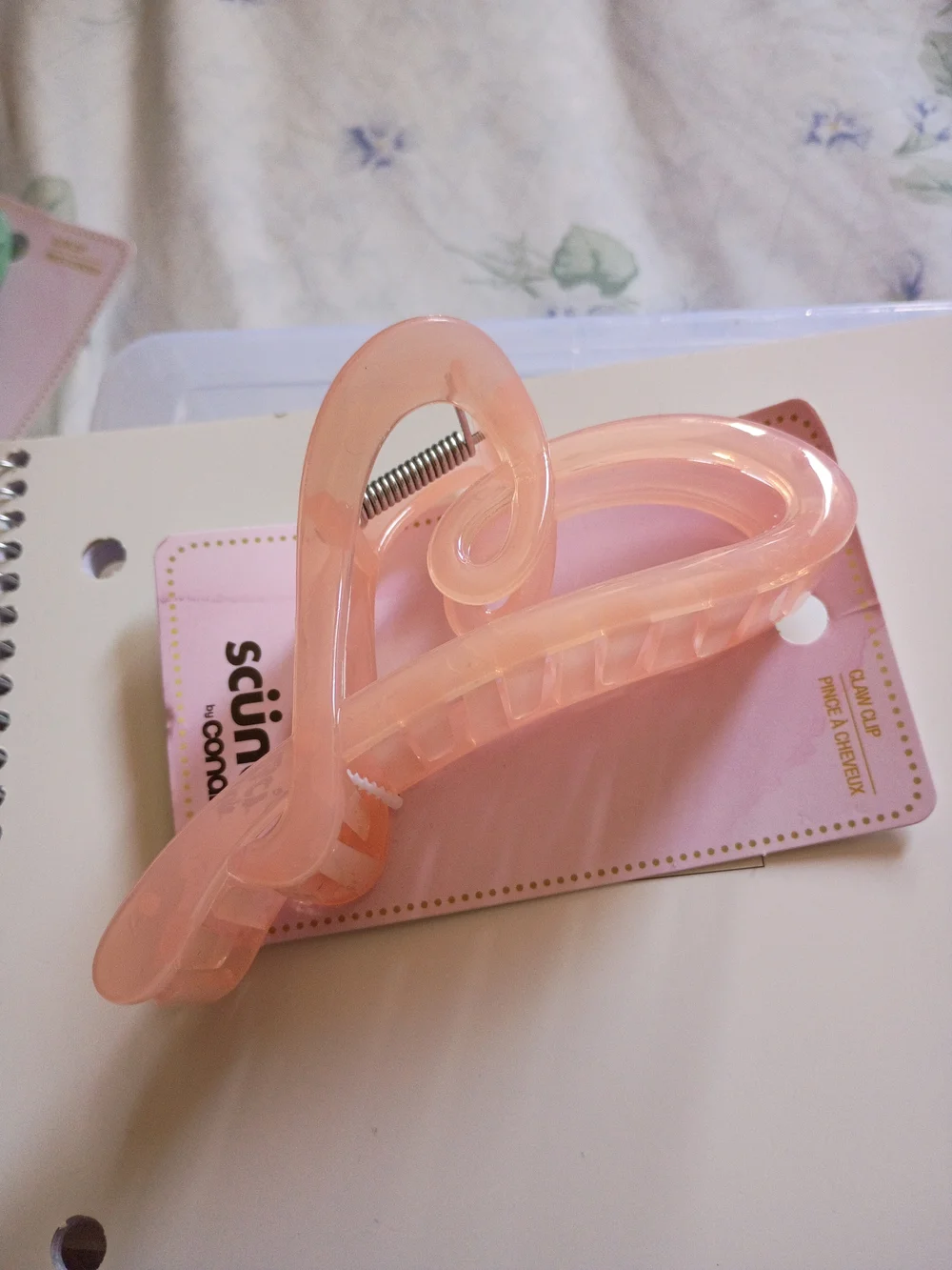 scünci blush pink oversized hair claw clip